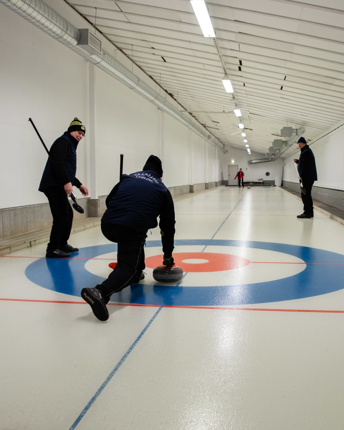 Curlingkia Savitaipaleen jäähallissa.