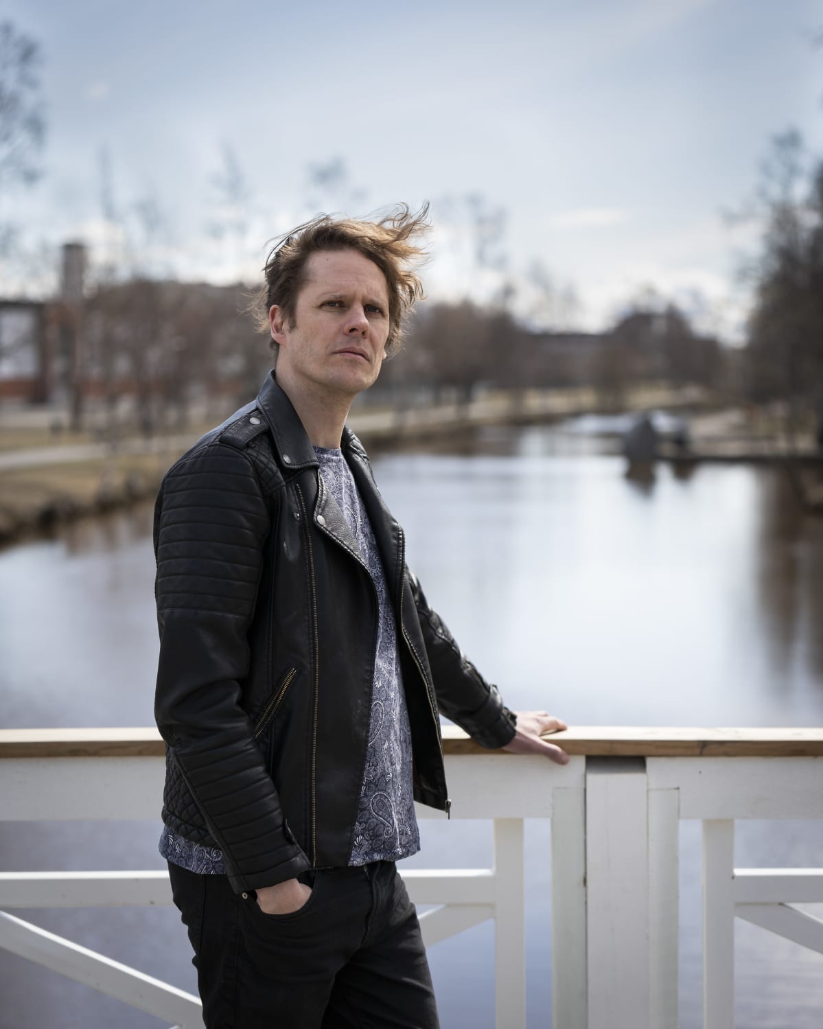 Jouni Nikula nojaa kaiteeseen Suntin ylittävällä sillalla.