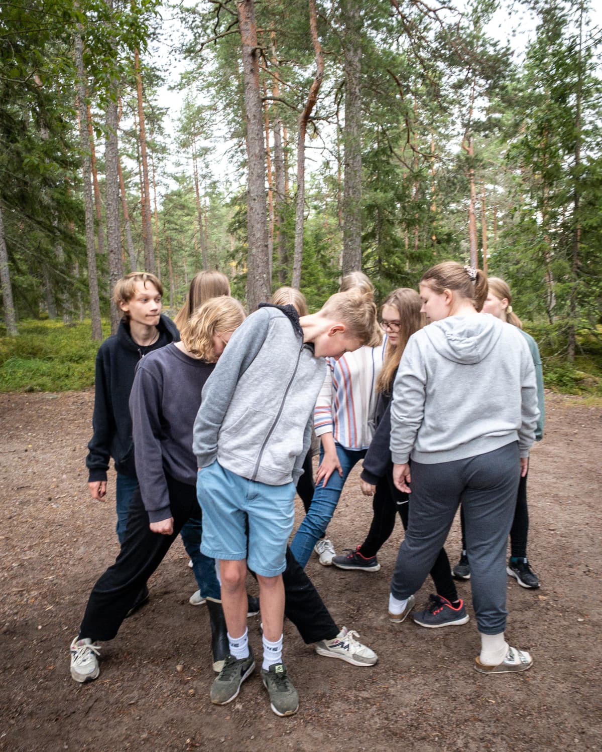 Norjalaisessa jalkaleikissä aloittaja siirtää toisen jalkansa koskemaan vasemmalla puolella olevan leikkijän jalkaa. Tämä puolestaan siirtää kosketettua jalkaa vasemmalla puolella olevan leikkijän jalan viereen. Jos leikkijä ei pysy pystyssä tai hän liikkuu muiden vuorolla, hän putoaa pelistä. Näin jatketaan, kunnes kaikki kaatuneet.