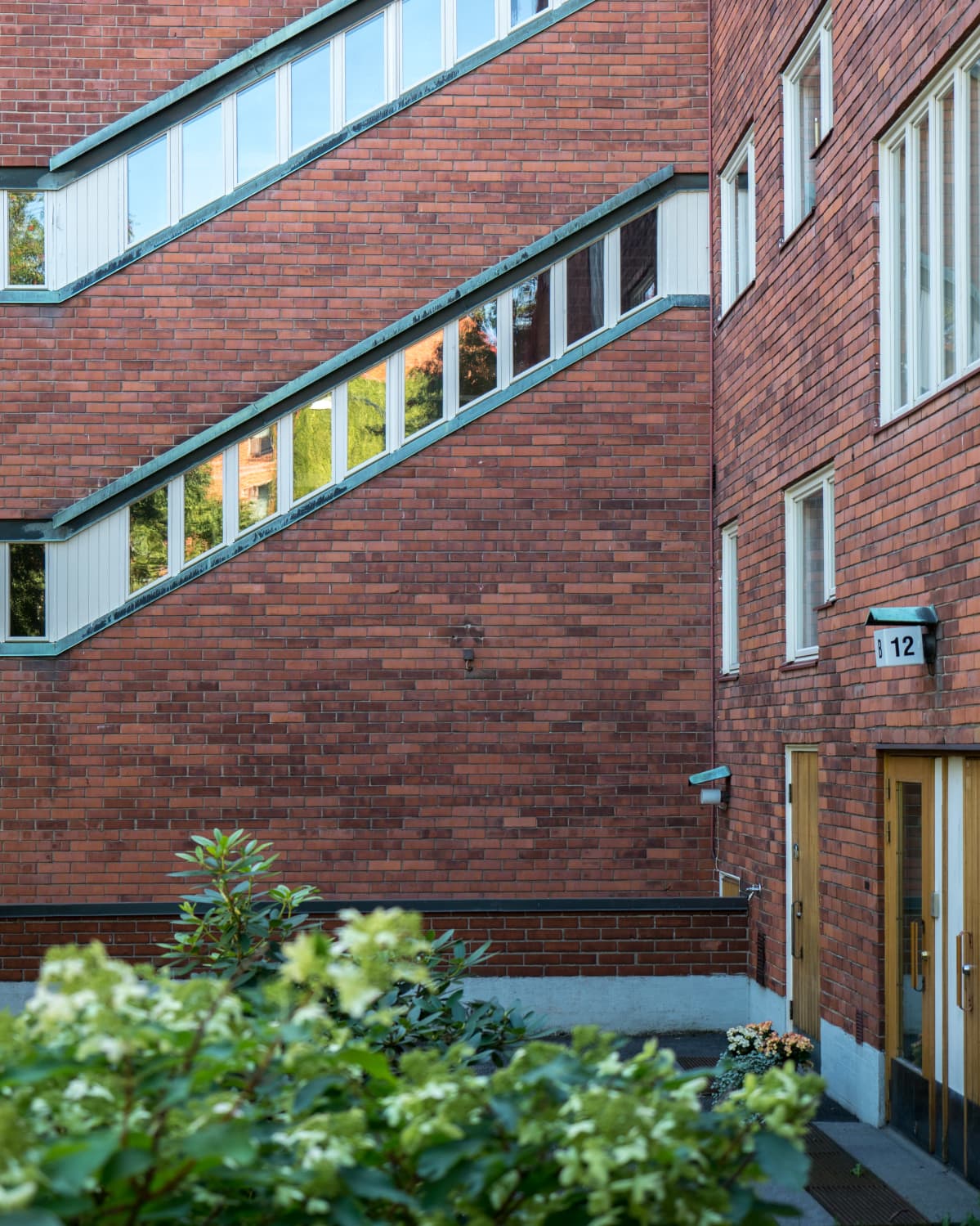 Kelan johtoportaan asuntoihin johtavassa rappukäytävässä on vähän erikoisemmat ikkunaratkaisut.