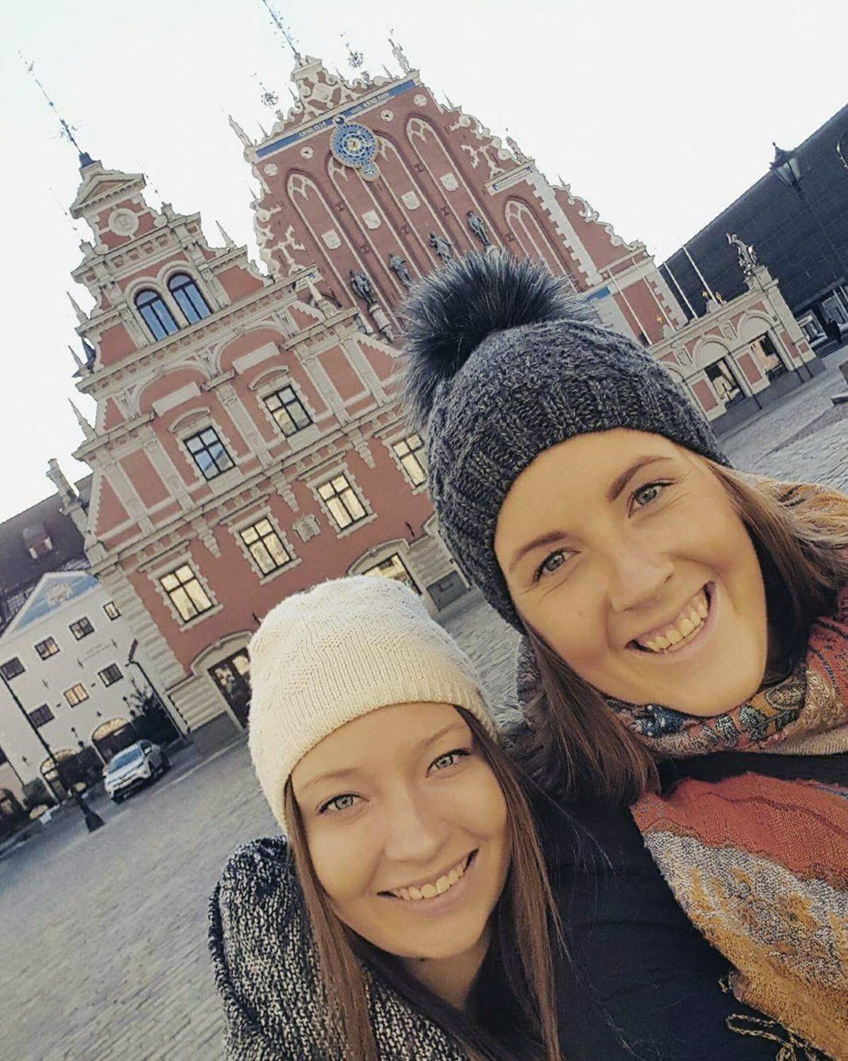 Julia Pokela (vas.) sukulaisensa Felicia Lejdinin kanssa.