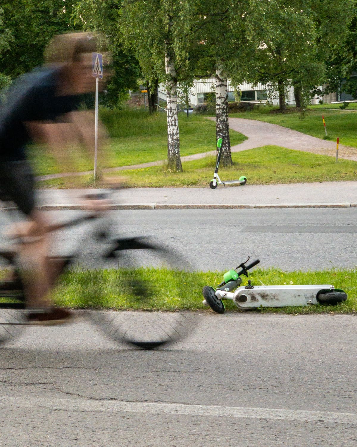 Sähköpotkulauta on kaatunut pysäköitynä pyörätien laitaan