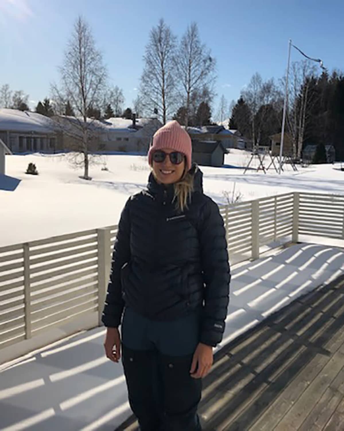 Sairaanhoitaja Minna Keveri ulkona terassilla.