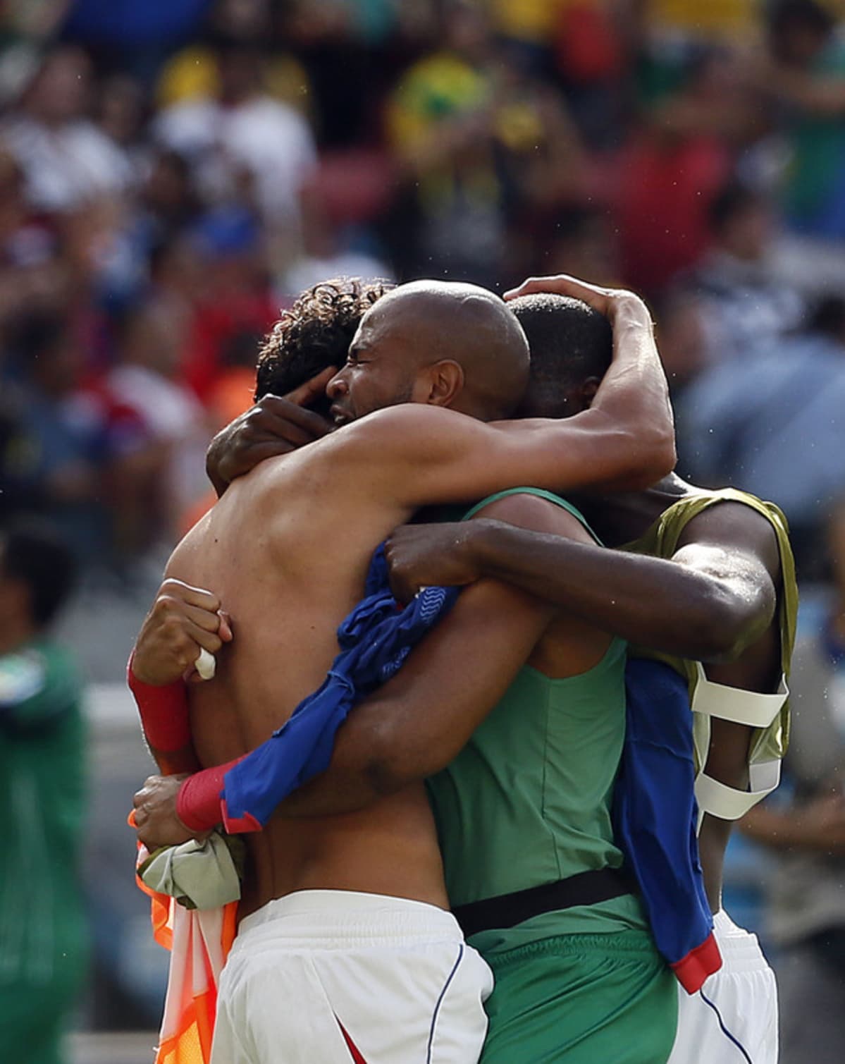 Patrick Pemberton (Costa Rica) juhlii joukkuetovereidensa kanssa Brasiliassa 2014