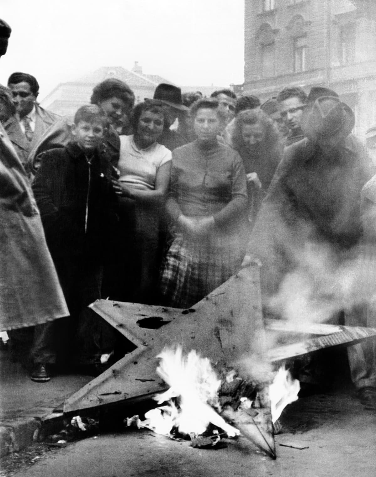Siviileitä tuhotun Punaisen tähden ympärillä Budapestissa vuoden 1956 lopulla.