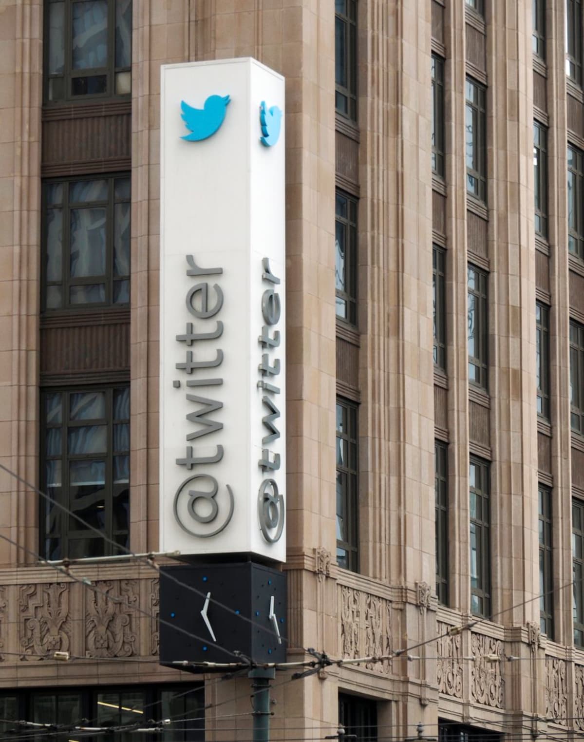 Twitter tunnus rakennuksen kyljessä.