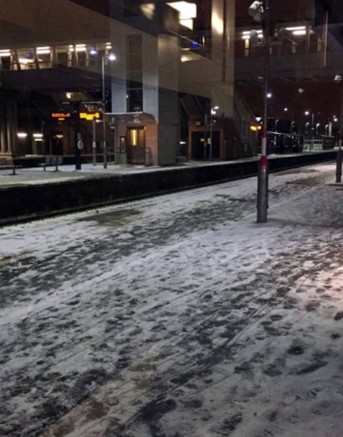 Lontoon Kilburnissa lumitilanne torstaiaamuna: loskaa.