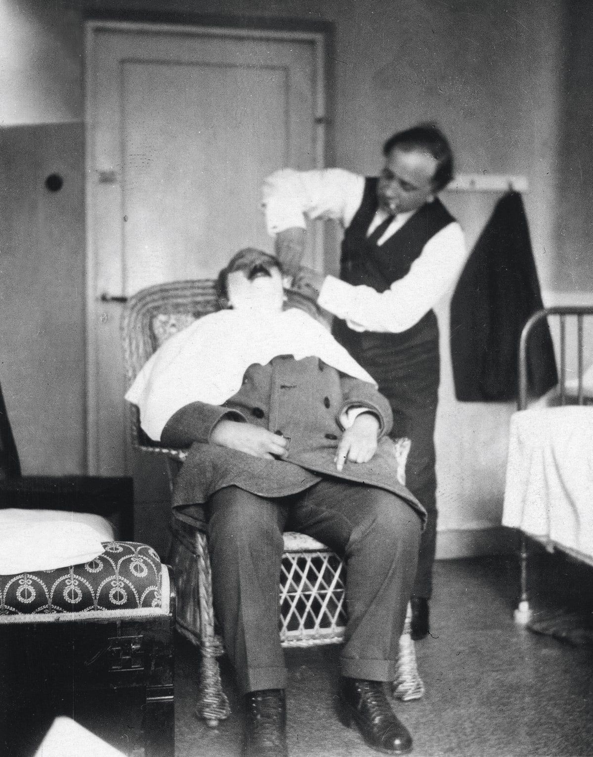Taiteilija Felix Nylund ajaa runoilija Eino Leinon partaa Bad Grankullassa vuonna 1923.