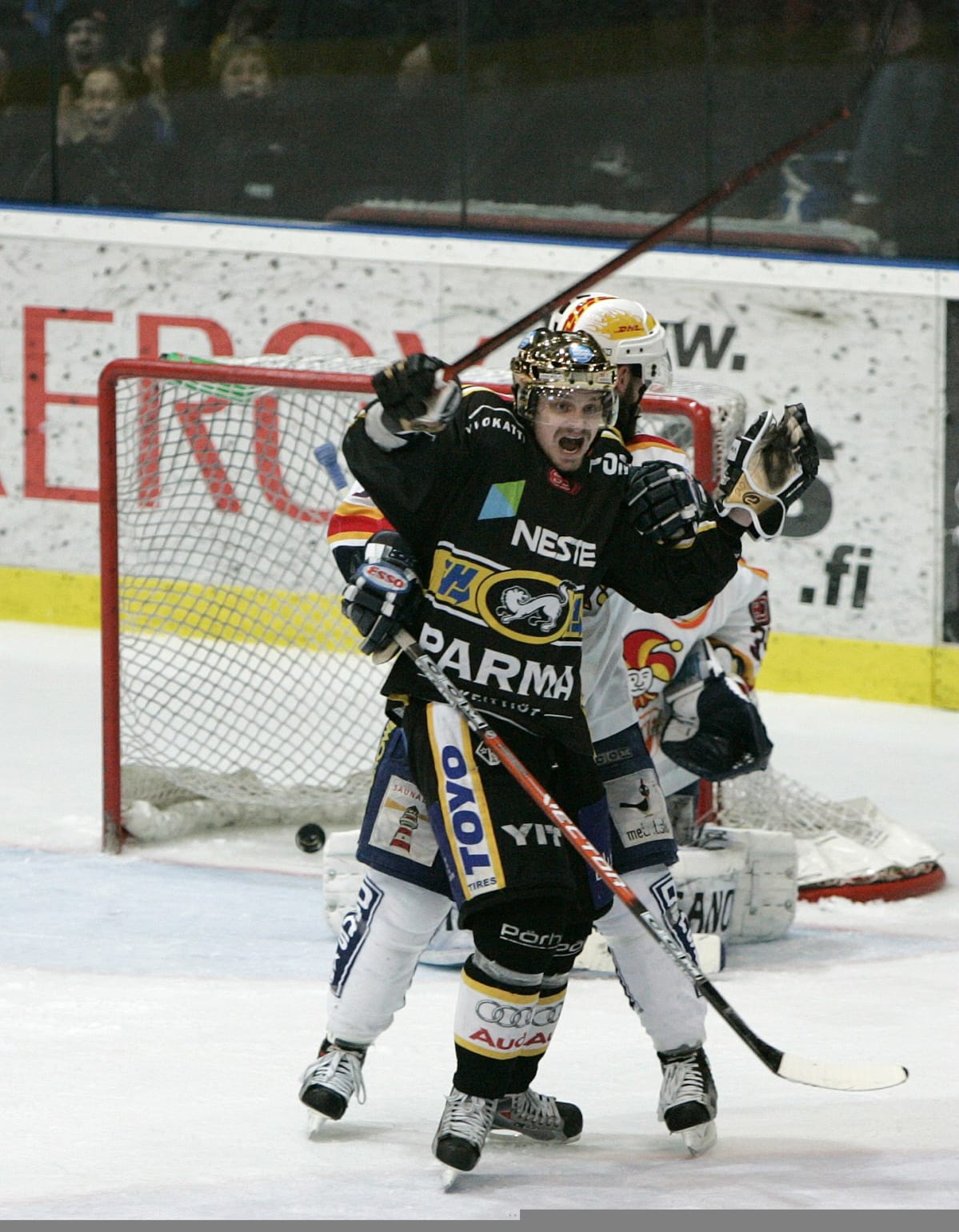 Kärppien ratkaisu 3-2 osuman kiekko maalissa. Janne Pesonen tuulettaa Jokerien Markus Kankaanperän todetessa tilanteen SM-liigan 3. finaaliottelussa 12. huhtikuuta 2007.