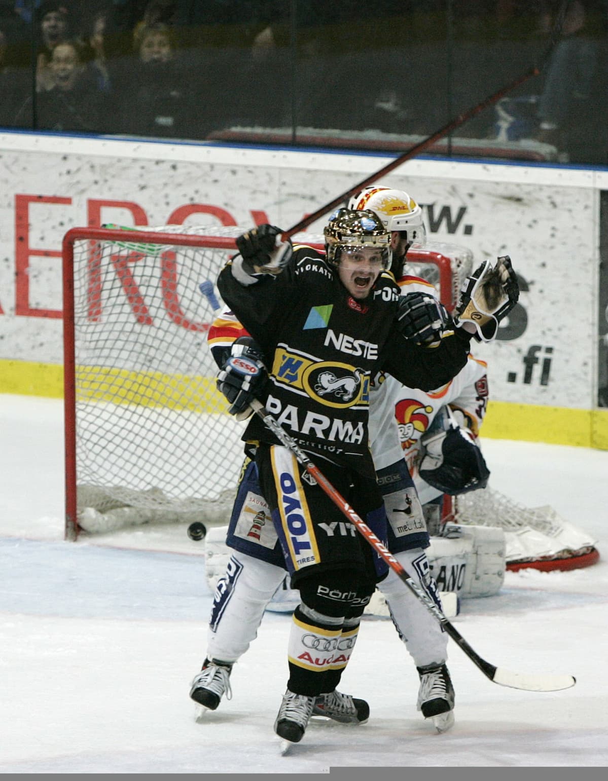 Kärppien ratkaisu 3-2 osuman kiekko maalissa. Janne Pesonen tuulettaa Jokerien Markus Kankaanperän todetessa tilanteen SM-liigan 3. finaaliottelussa 12. huhtikuuta 2007.