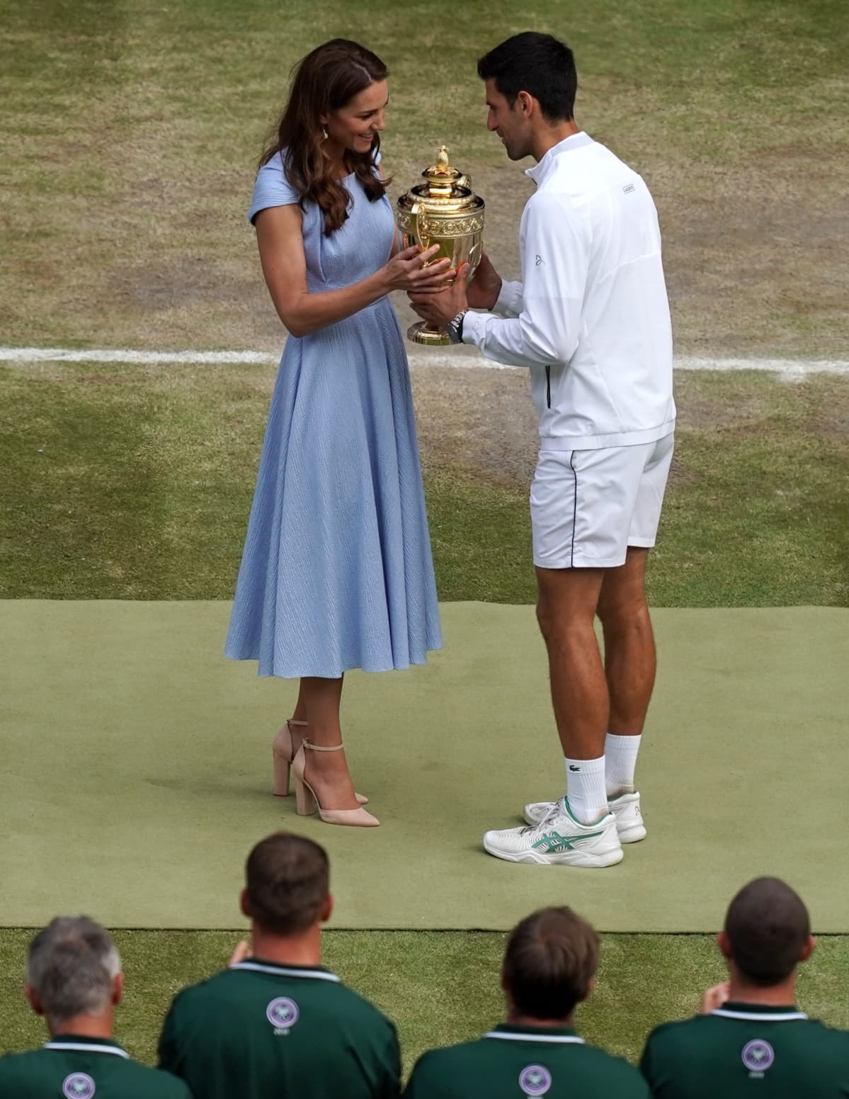 Novak Djokovic saa turnauspokaalin Cambridgen herttuatar, prinssi Williamin puoliso Catherinelta