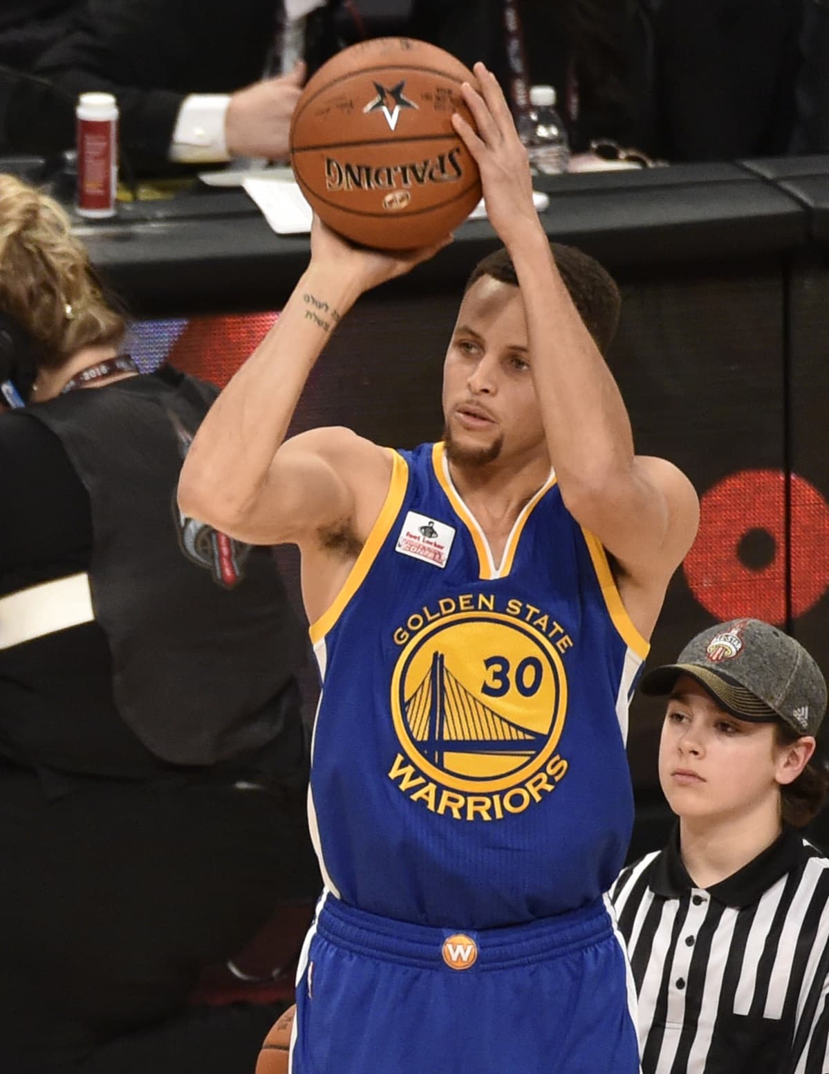 Stephen Curry heittää