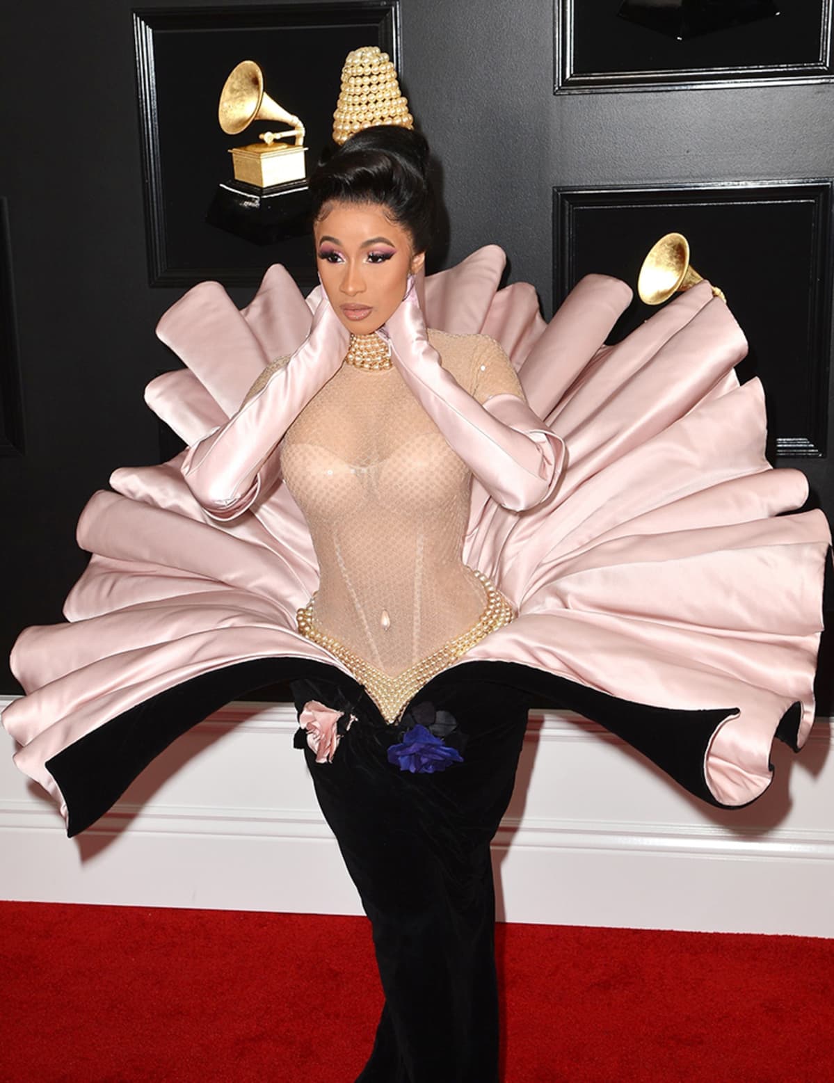Cardi B teki keräsi huomiota sekä puvullaan sekä voittamalla historiallisesti parhaan rap-albumin palkinnon.