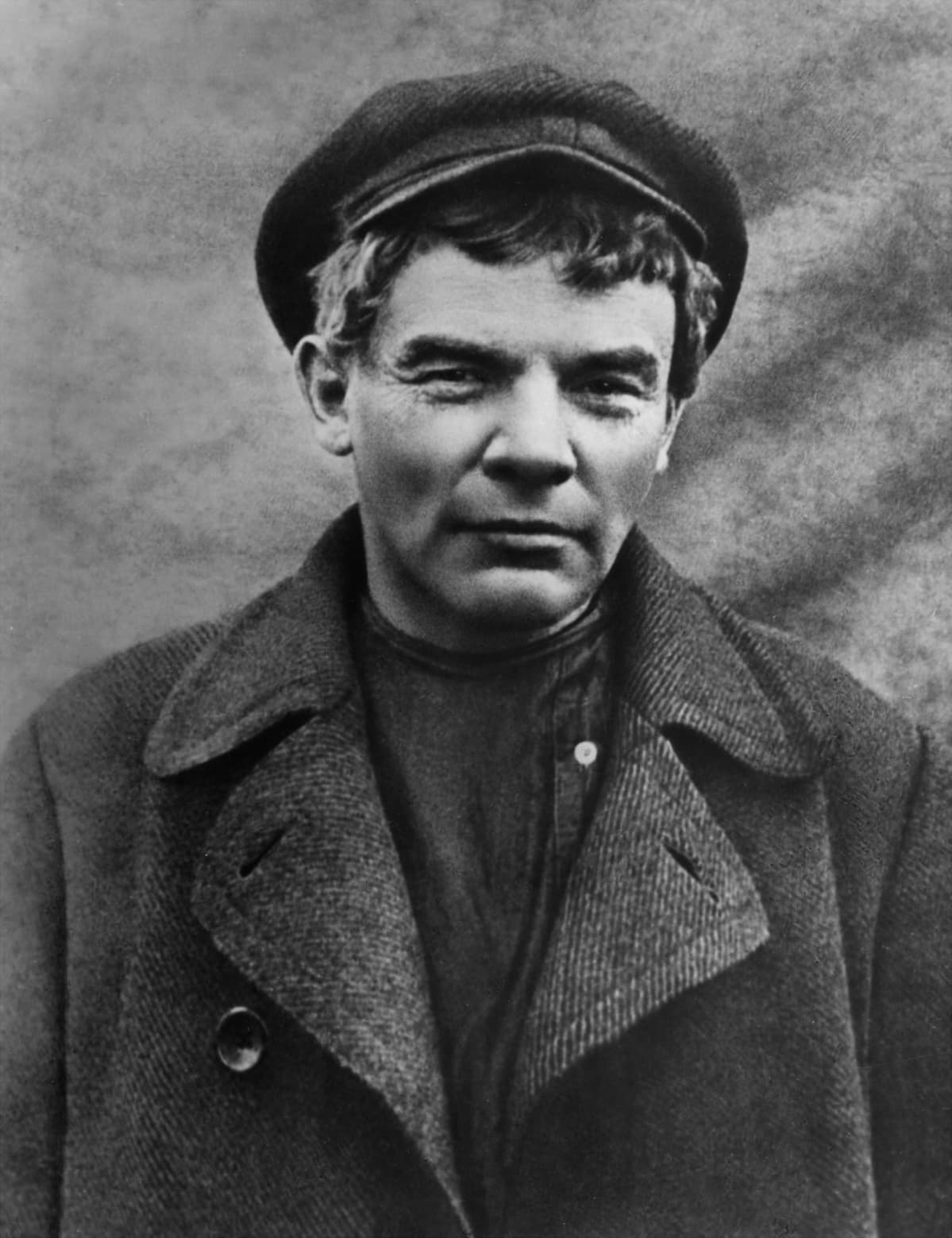 Lenin veturinkuljettajaksi naamioituneena.