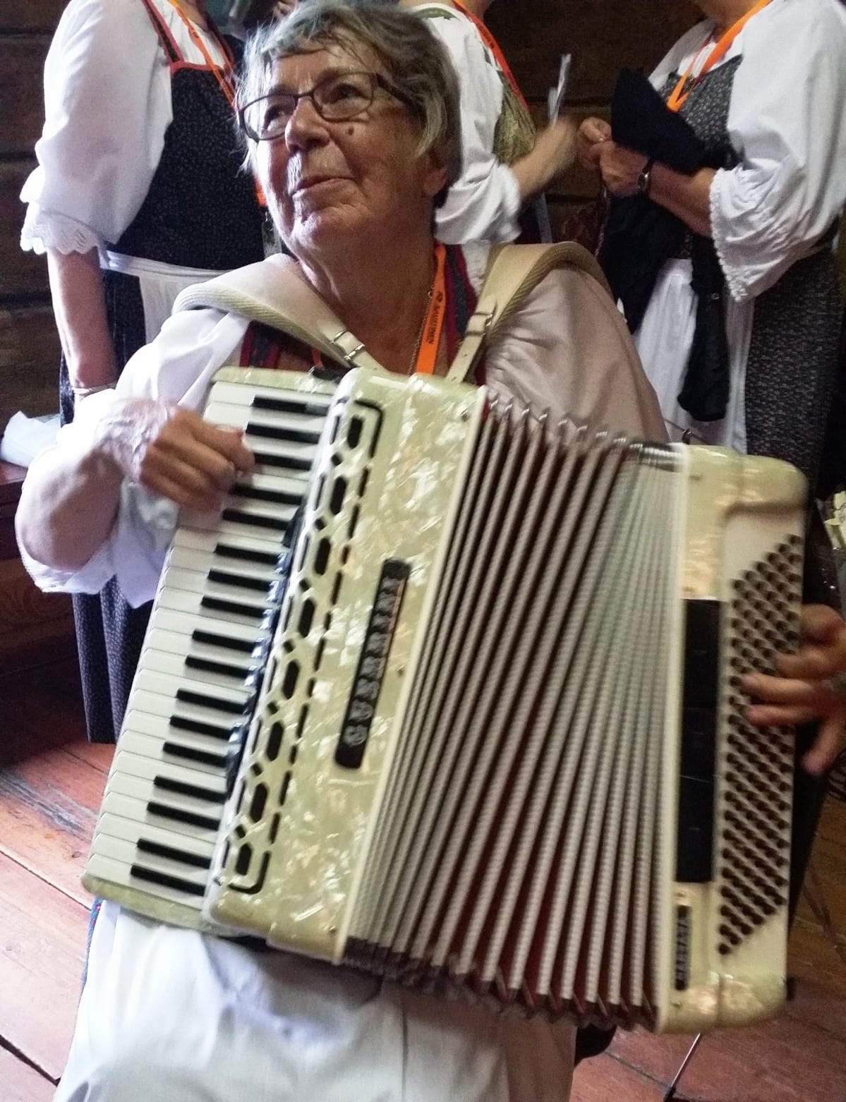 Anja Hinkkanen soittaa harmonikkaa