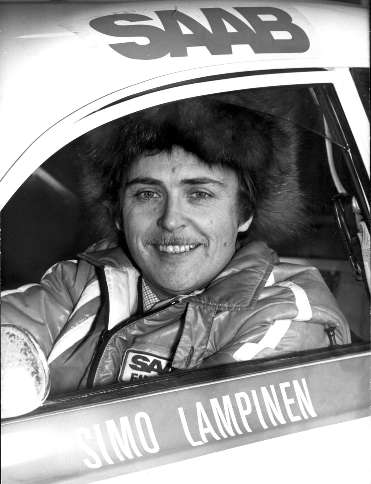 Simo Lampinen istuu ralli-autossa.
