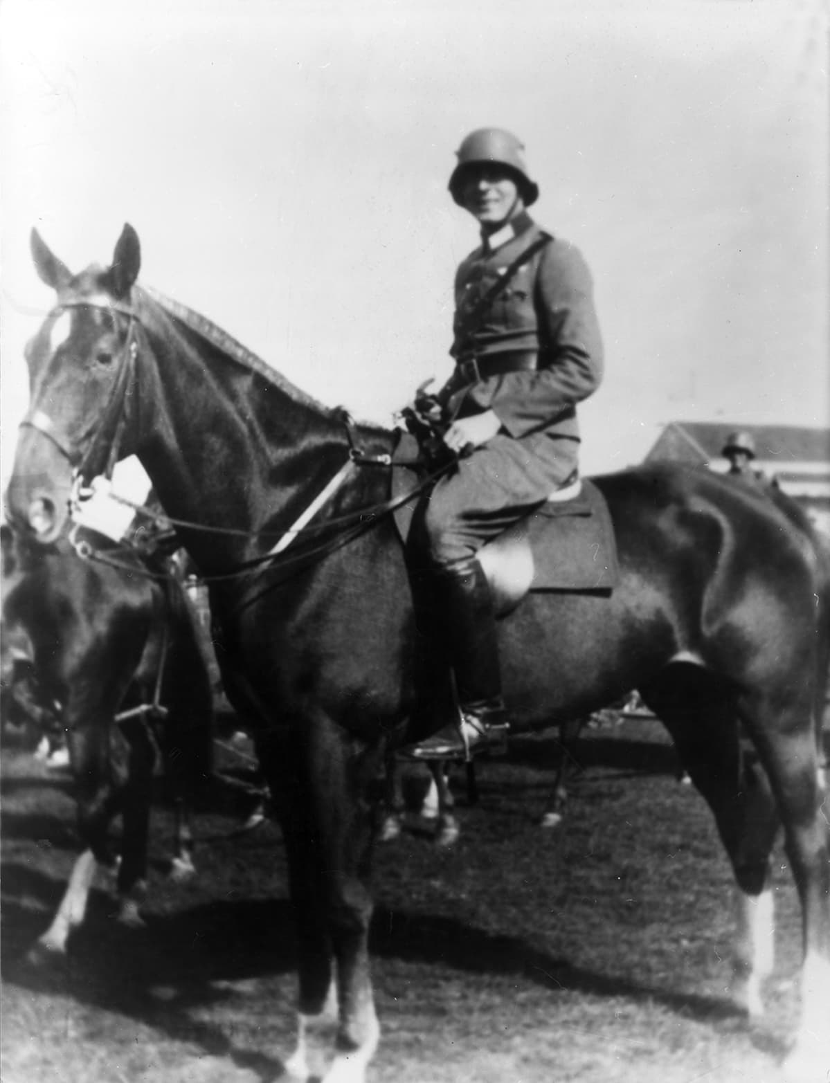 Claus von Stauffenberg hevosen selässä.
