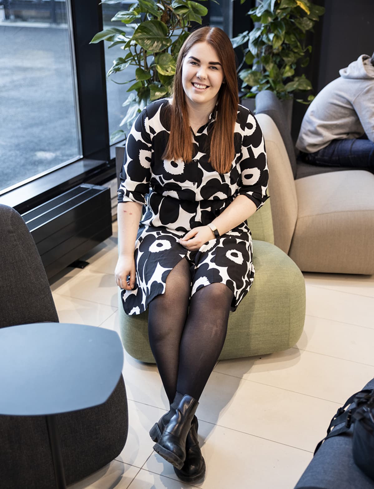 Aino Juurikkala istuu LUT-yliopiston käytävällä. Juurikkala opiskelee kauppatieteitä.