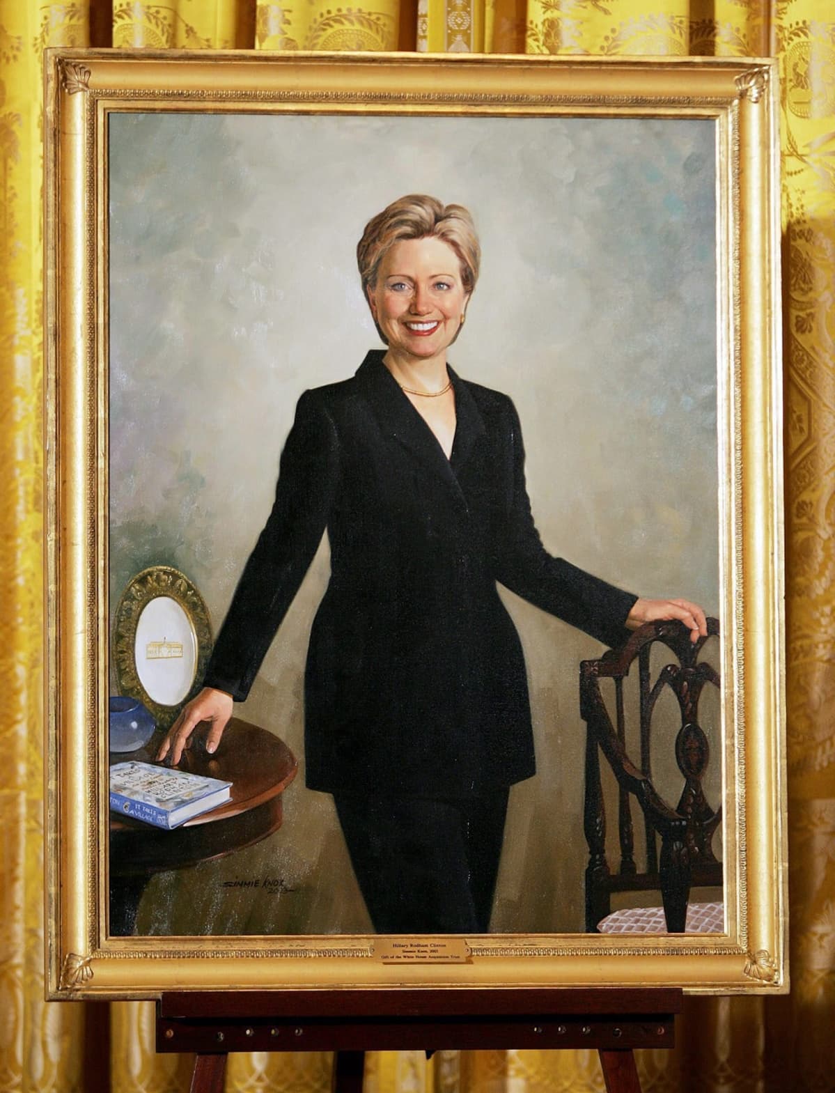 Senaattori Hillary Clintonin muotokuva julkistettiin Valkoisessa talossa Washingtonissa vuonna 2004.