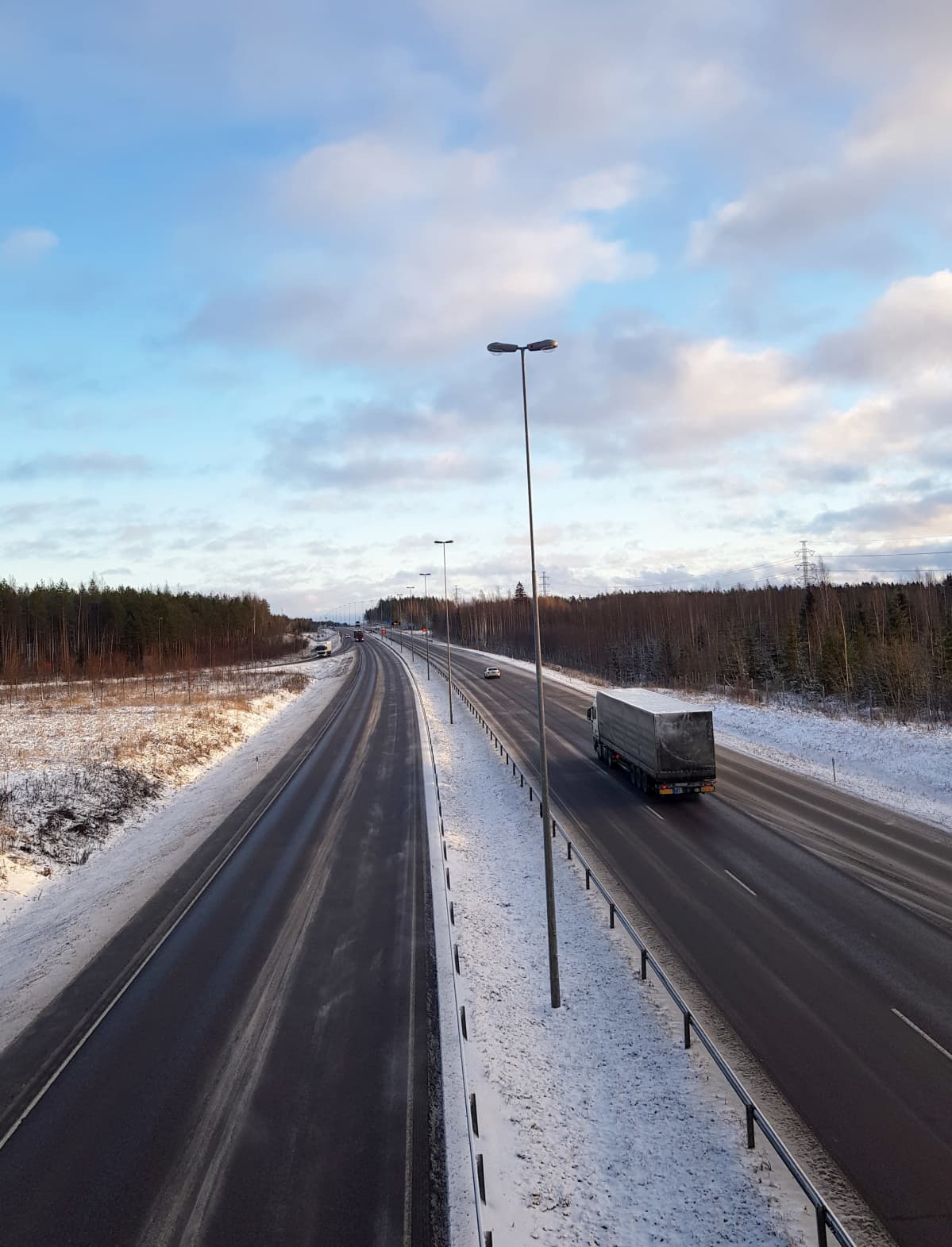 Liikennettä kuutostiellä.