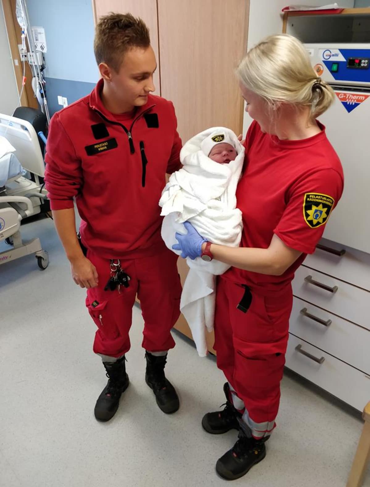 Länsi-Uudenmaan pelastuslaitoksen ensihoitajat avustivat synnyttävää äitiä ilman kätilön apua Lohjalla 19.9.2018.
