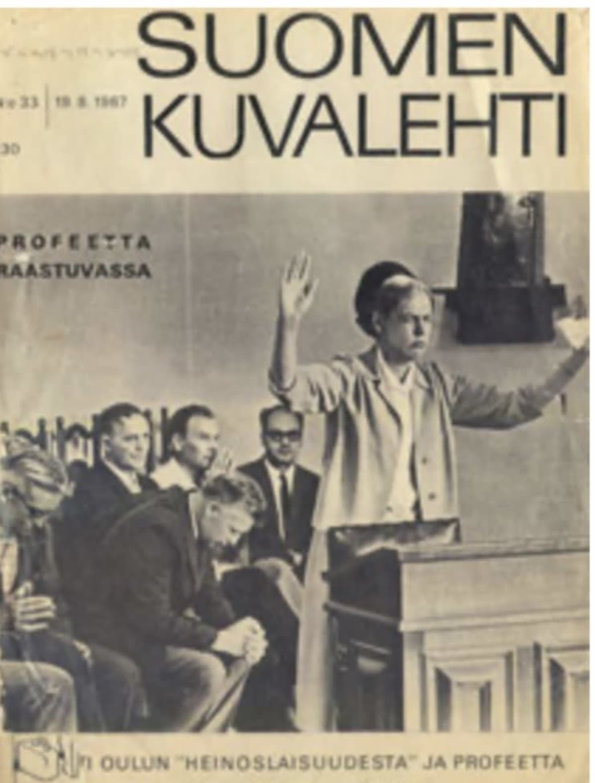 Nainen seisoo oikeussalissa kädet pystyssä.
