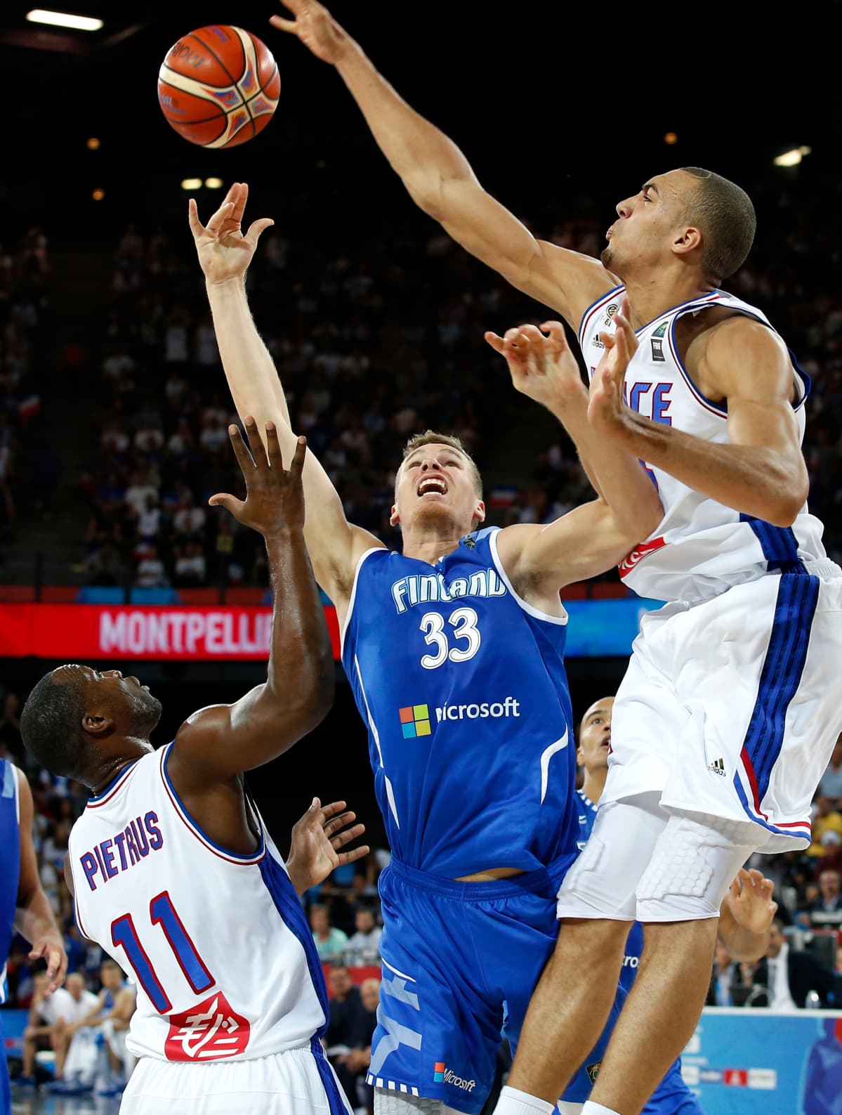 Kuvassa Rudy Gobert torjuu Suomen Erik Murphyn heiton EM-kisoissa 2015.