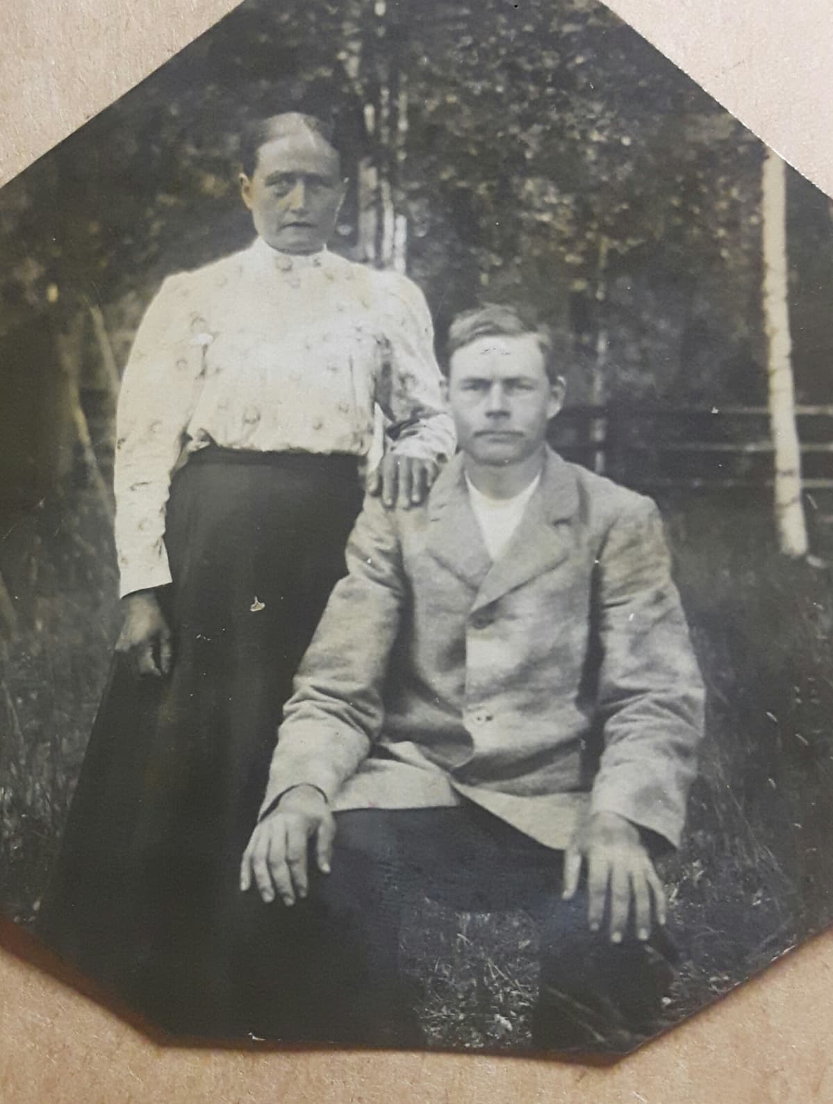 Mies ja nainen vierekkäin vanhassa valokuvassa