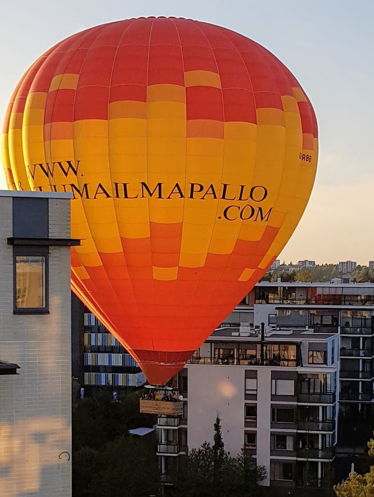 Kuumailmapallo talojen välissä.