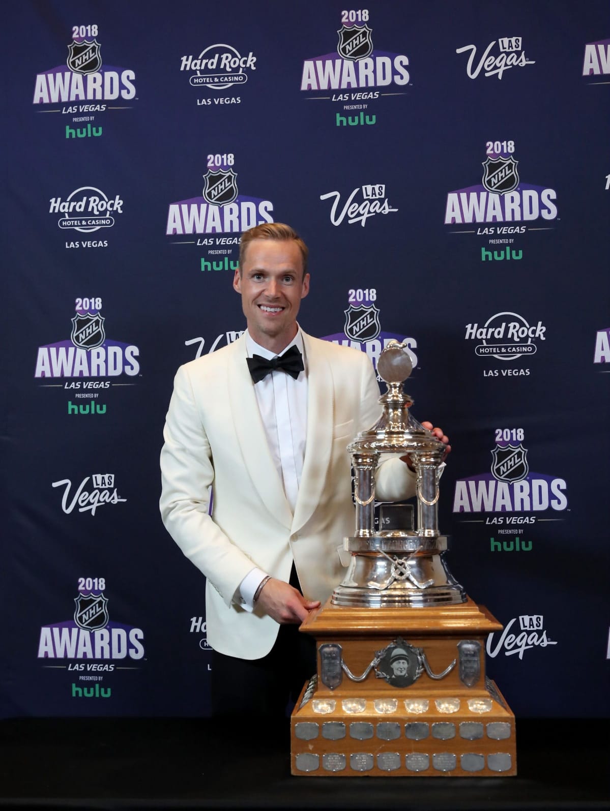 Pekka Rinne poseeraa Vezina-palkinnon kanssa.