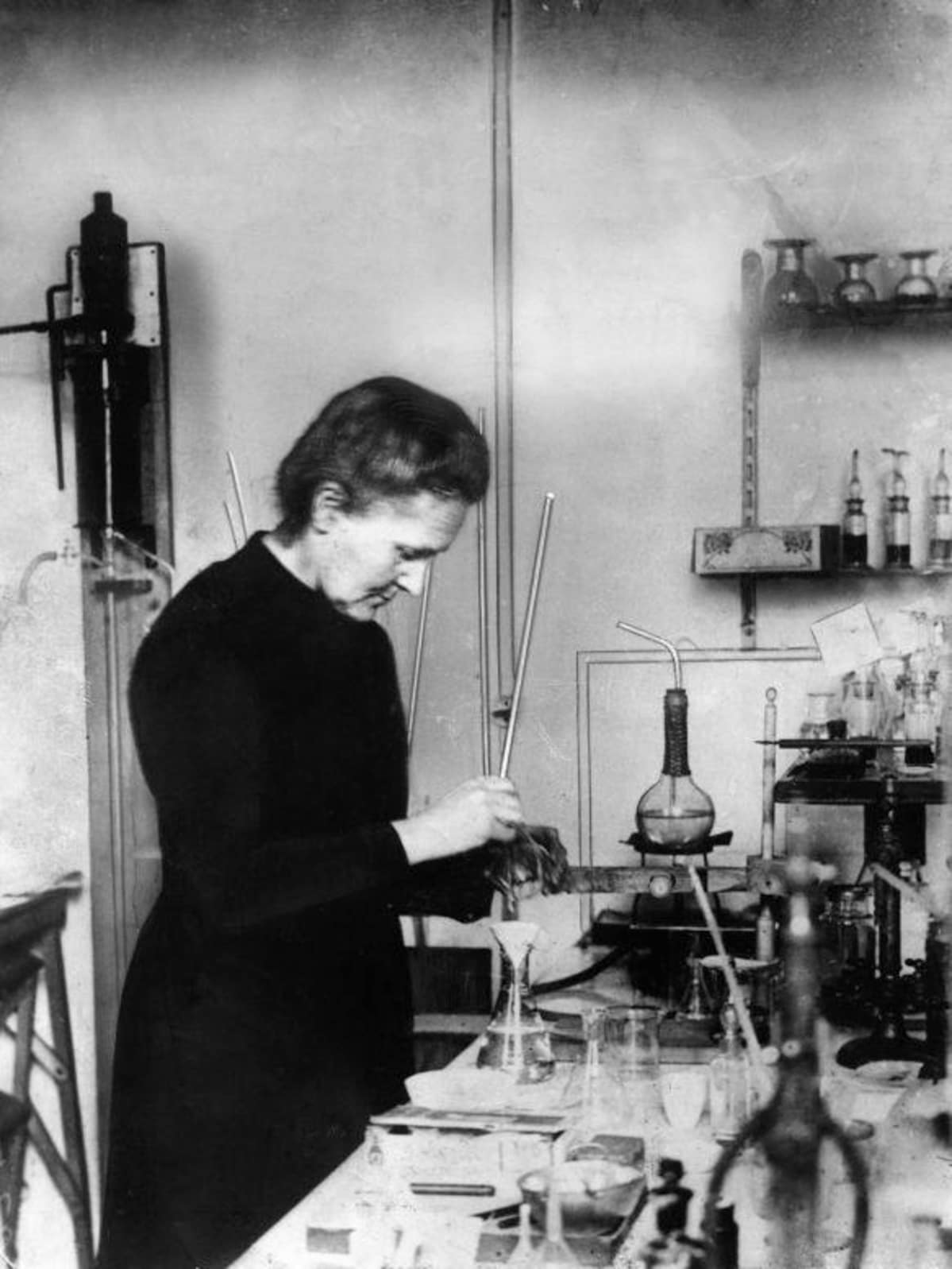 Marie Curie laboratoriossaan Ranskassa, päiväämätön kuva.