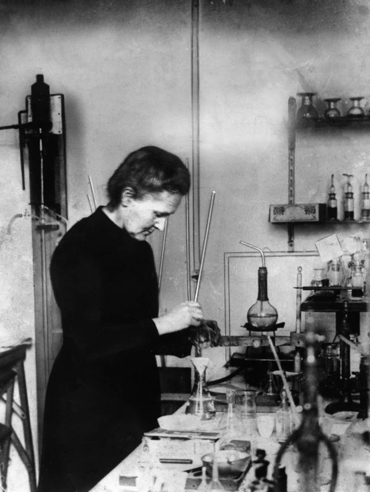 Marie Curie laboratoriossaan Ranskassa, päiväämätön kuva.