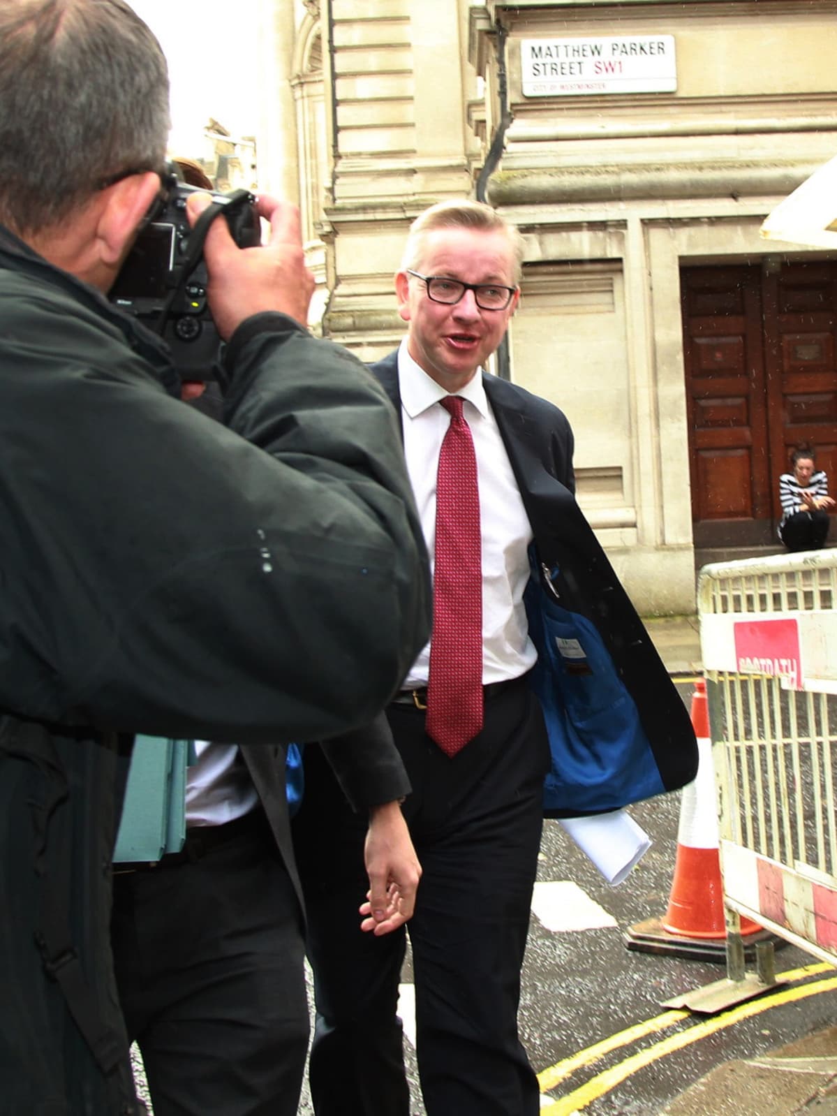 Kadulla asteleva Michel Gove valokuvaajan tähtäimessä.