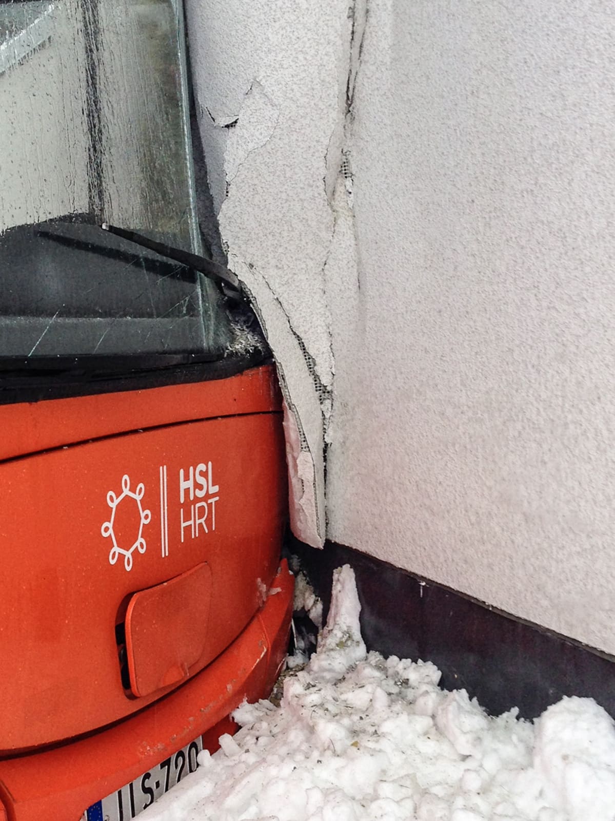 Bussi törmäsi talon seinään Viikissä 26. tammikuuta.
