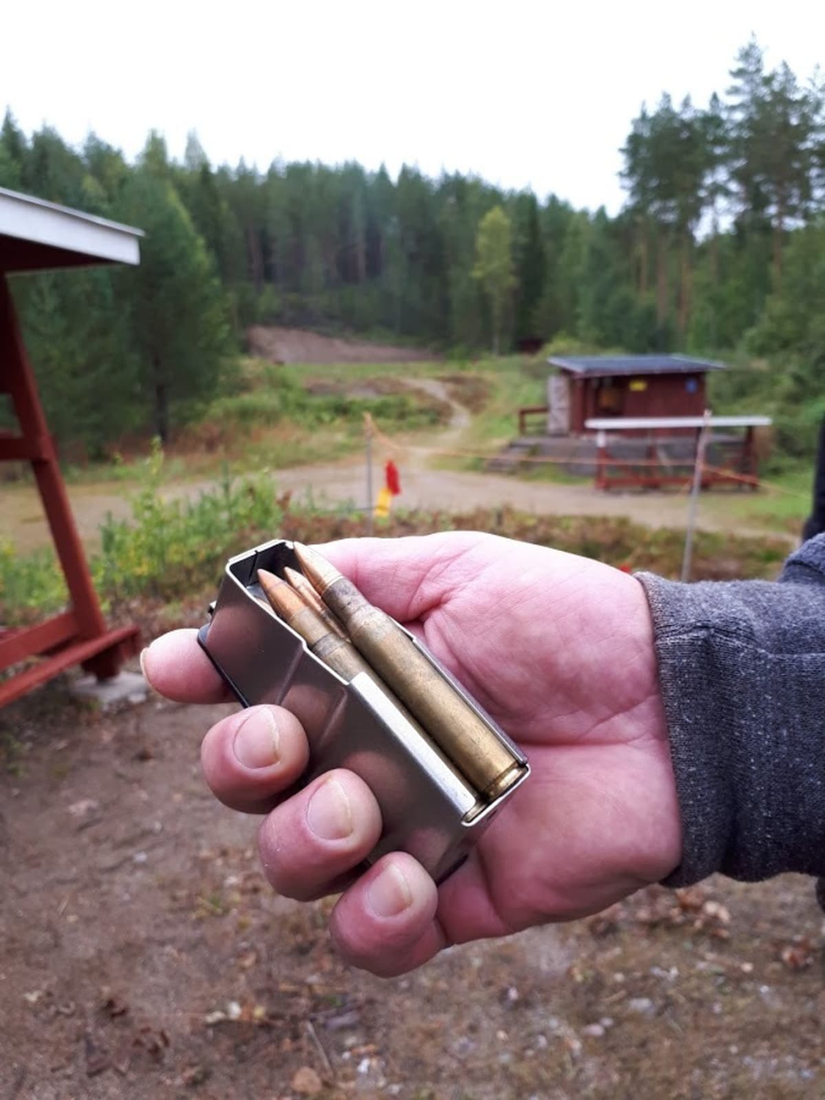 Hirvikiväärin panoksia lippaassa.