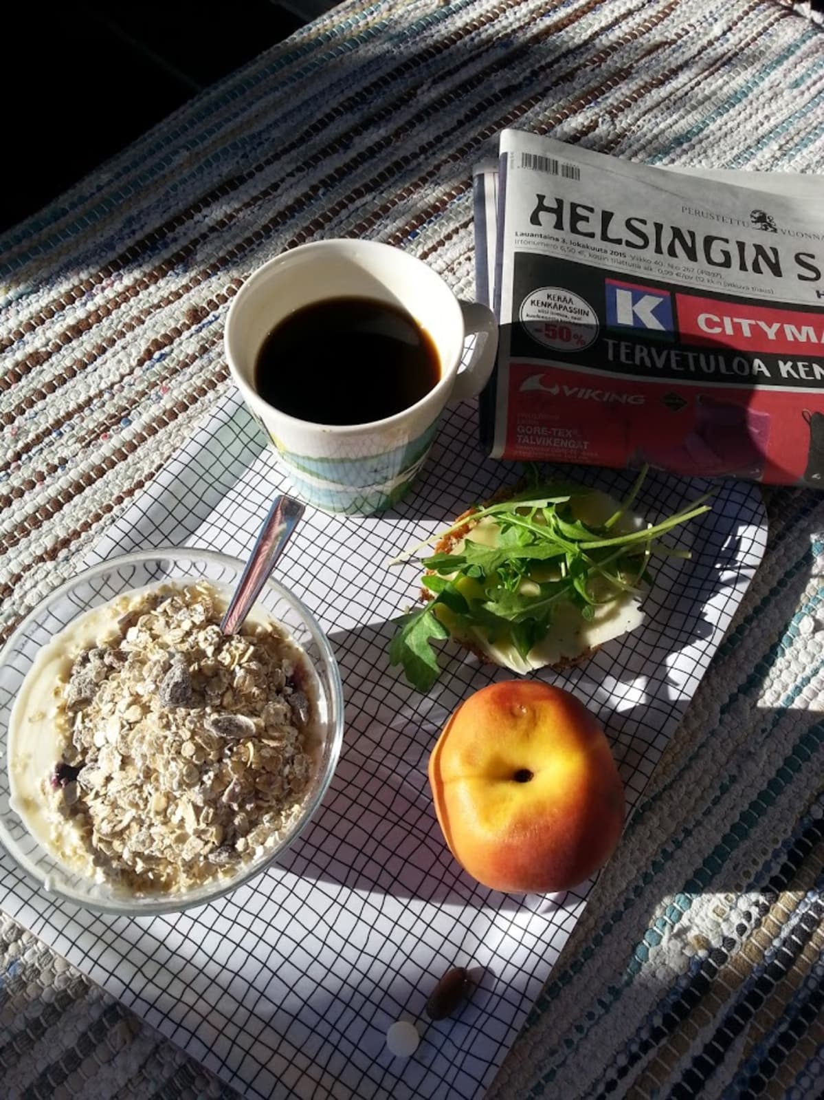 Aamupala tarjottimella auringossa.