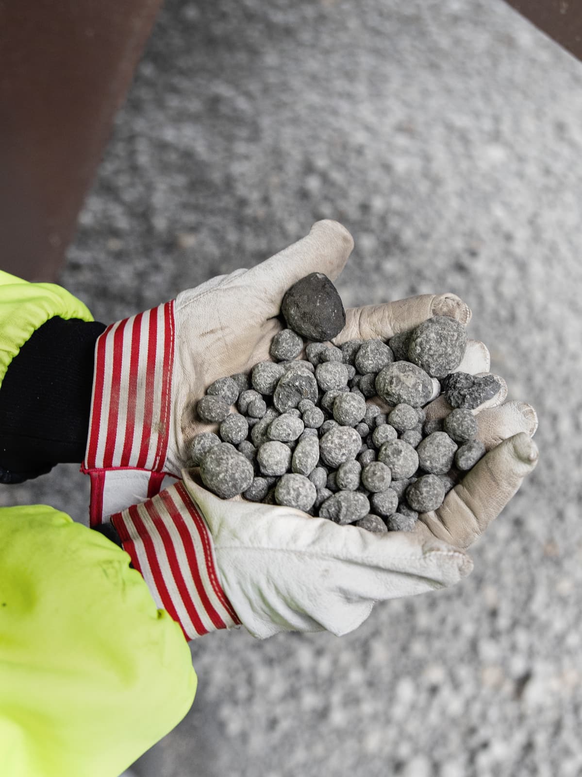 Betonin valmistamiseen käytettävää klinkkeriä kädellä.