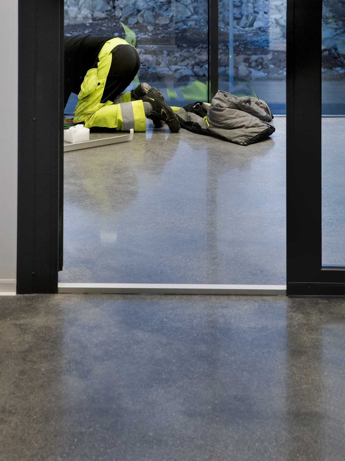 Kiiltäväksi hiottu betonilattia.