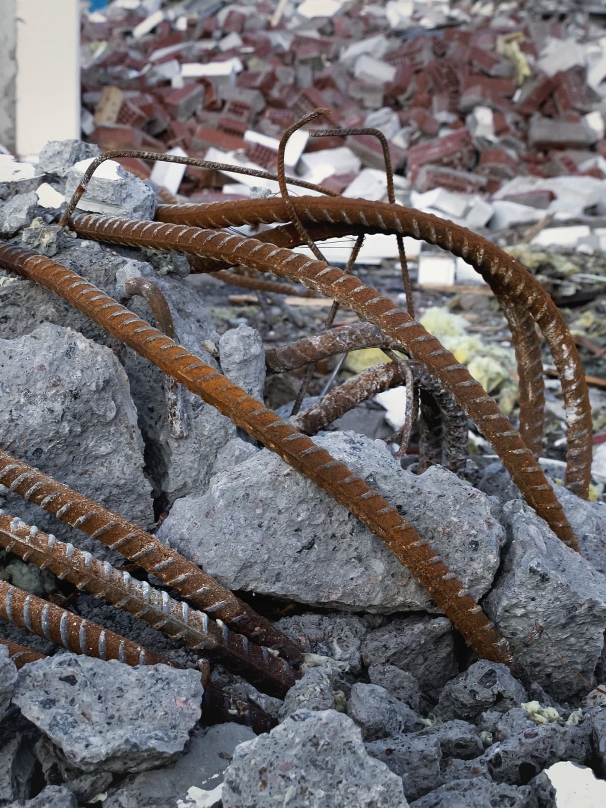 Rautarakenteita betonirakennuksen purkutyömaalla.