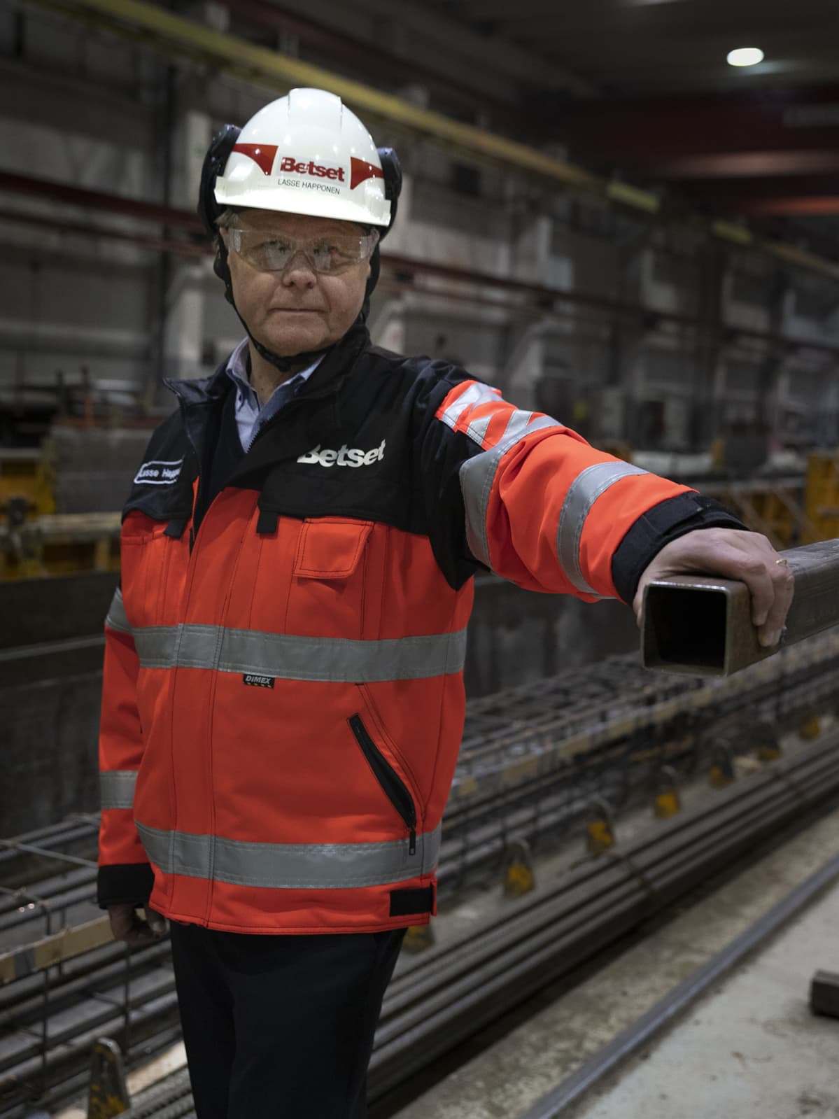 Lasse Happonen Betsetin tehdashallissa.