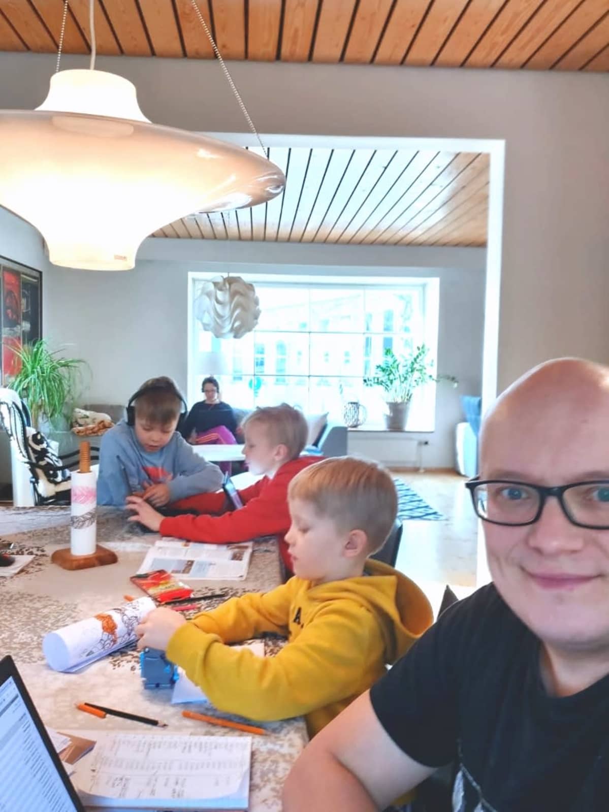 Antti Toivanen perheineen etäkoulupäivän keskellä kotonaan.