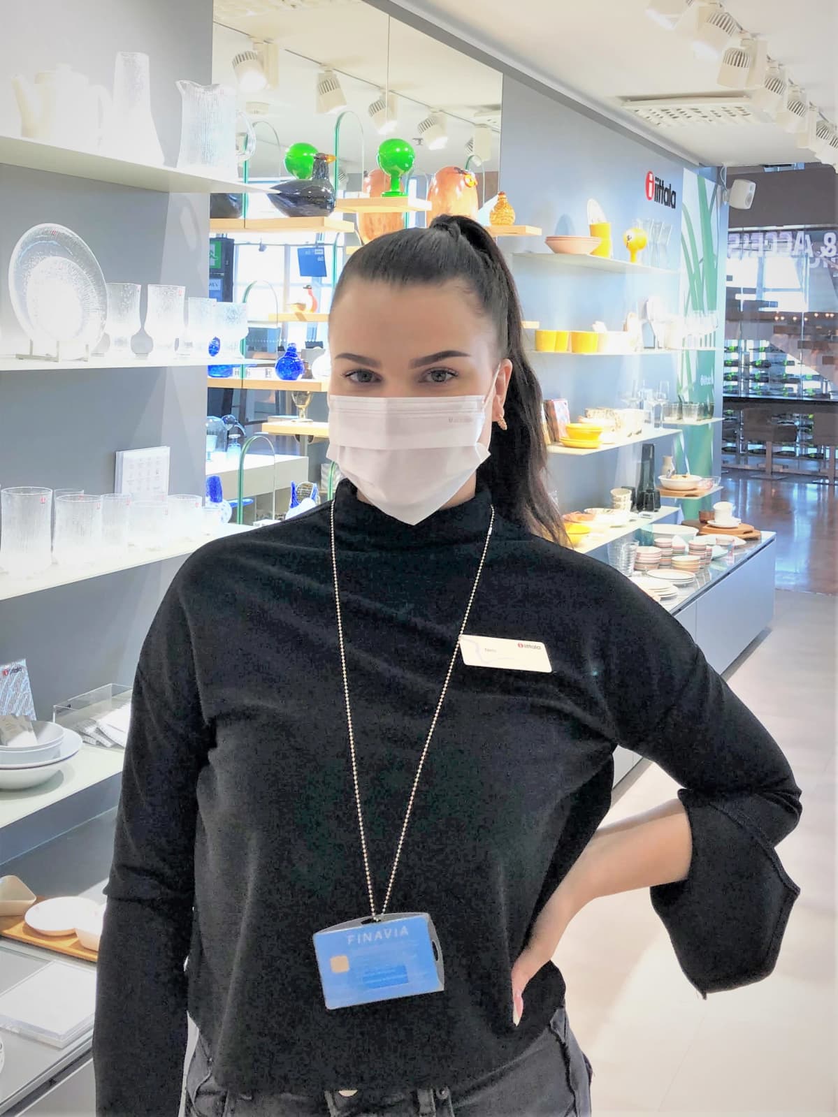 Kuvassa Iittala Shopin myyjä Nelli Lindholm