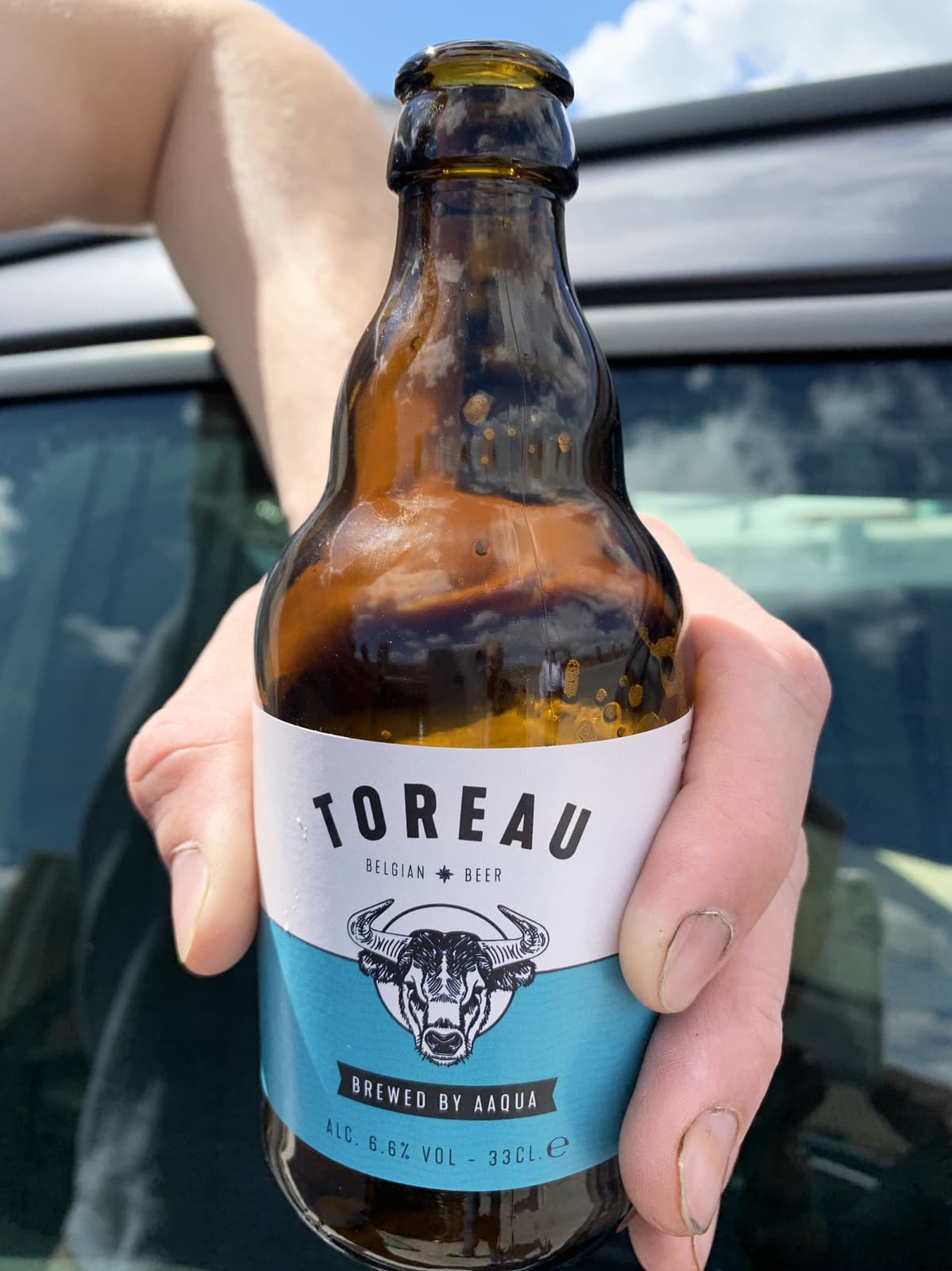 Olutpullo, jonka sisältö on valmistettu lehmän lannasta.