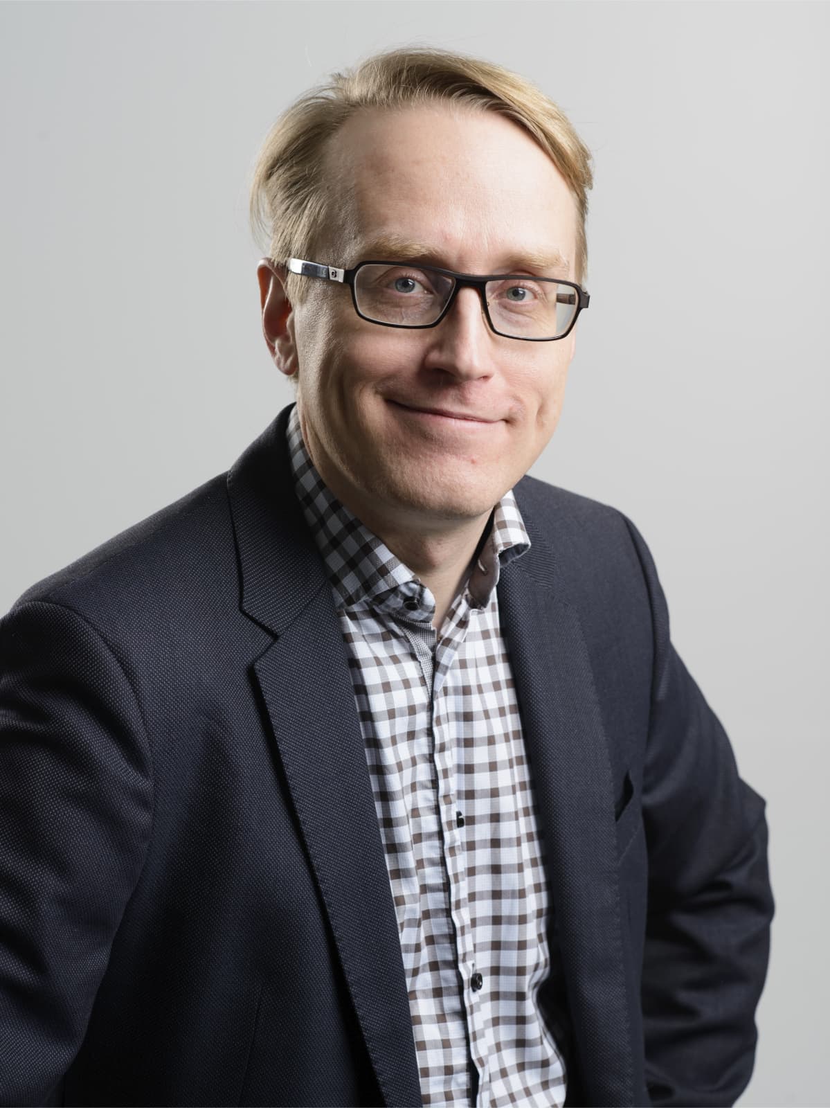 Tutkija, psykologian tohtori Jukka Häkkinen katsoo kameraan.