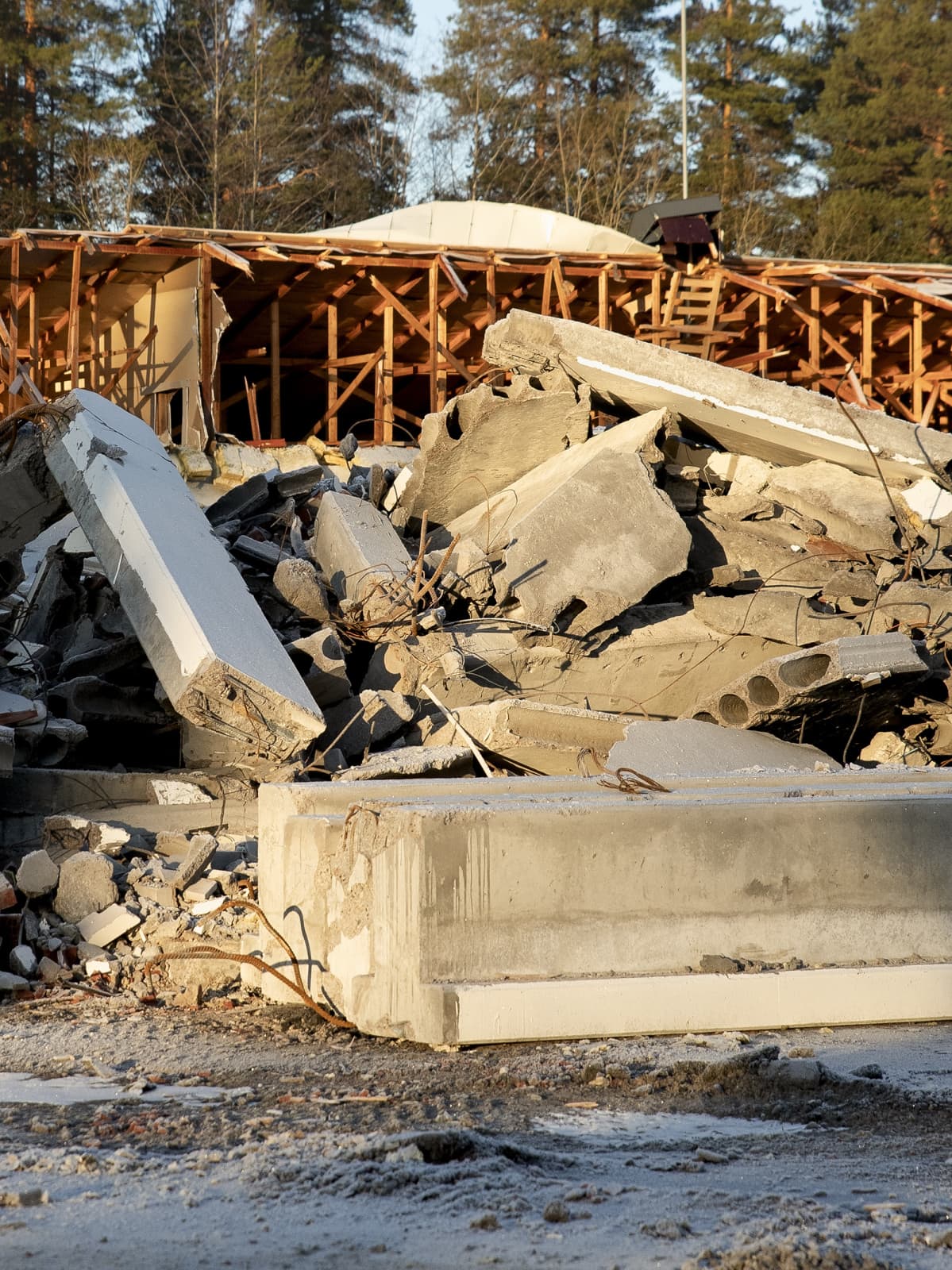 Betonijätettä purkutyömaalla.