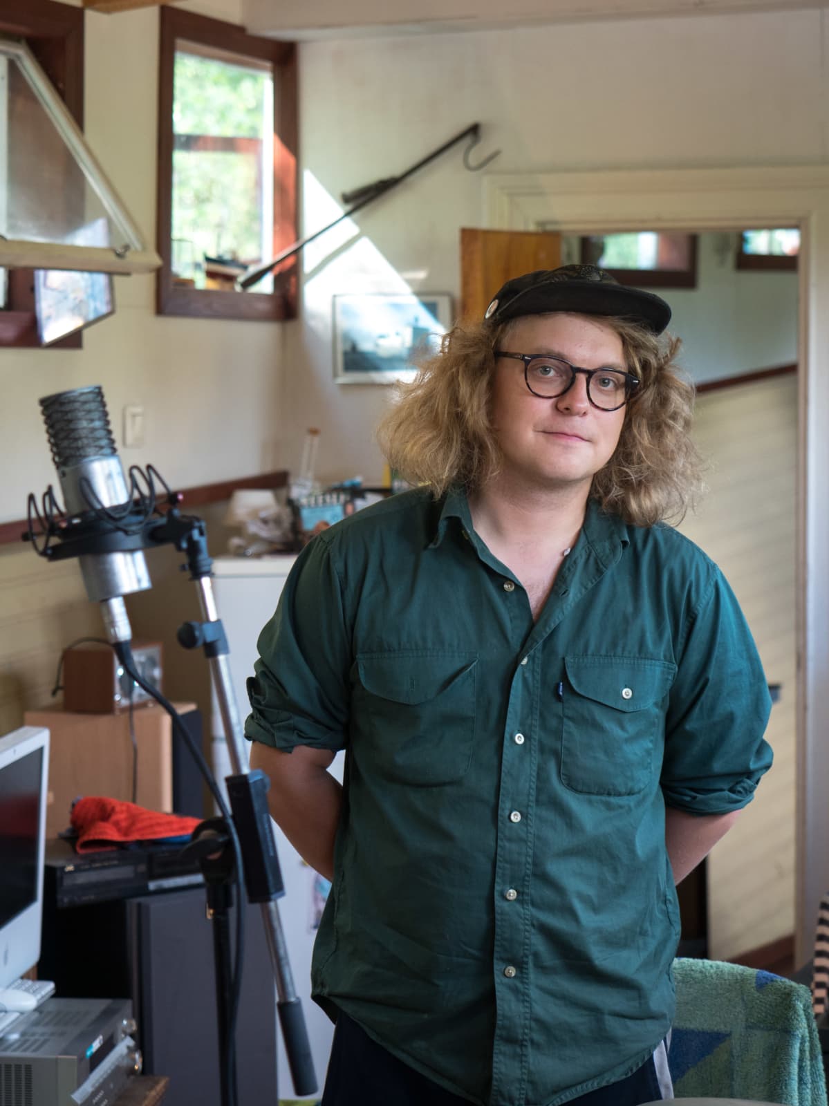Felix Lybeck nauhoittaa asuntolaivalla folkmusiikkia