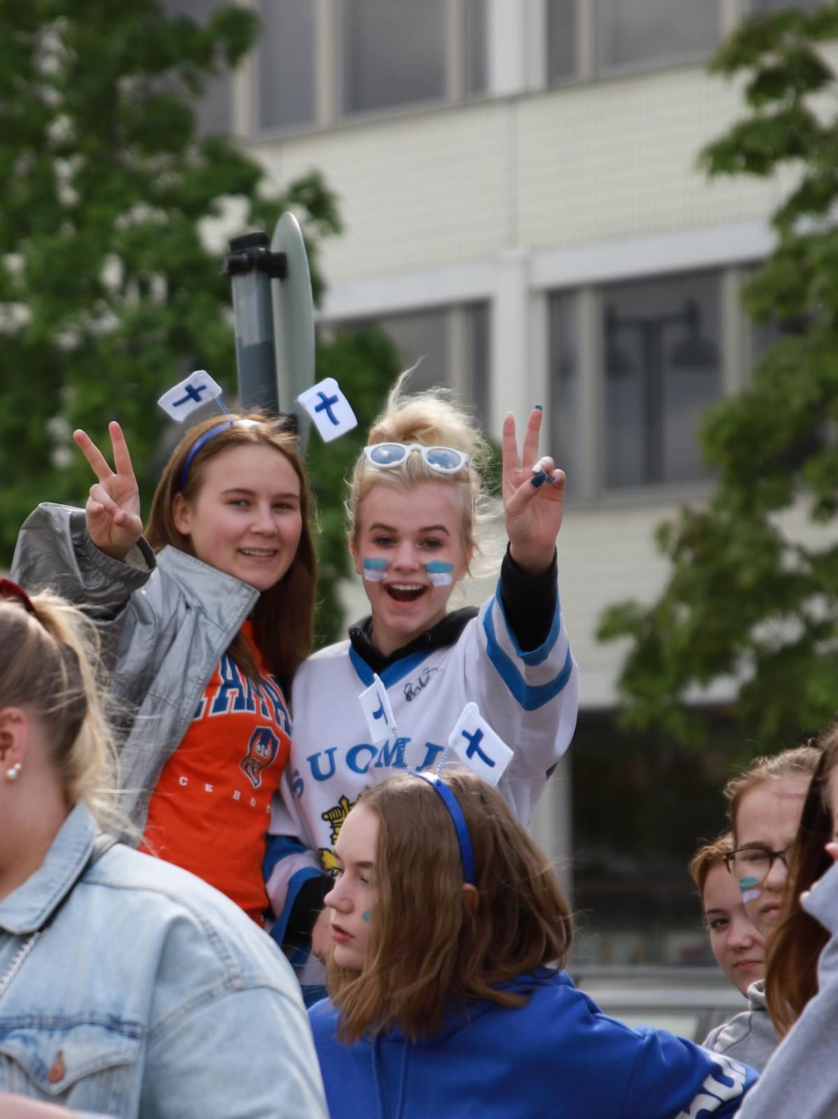 Fanit saapuivat Keskustorille jo hyvissä ajoin.