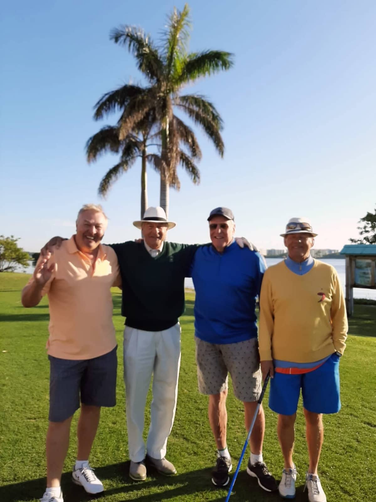 Reijo Savolin ja golf-kavereita seisomassa rivissä.