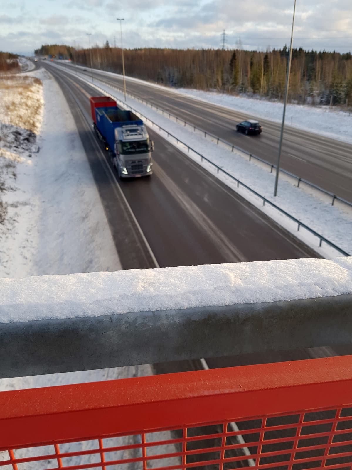 Kuutostiellä rekkoja.