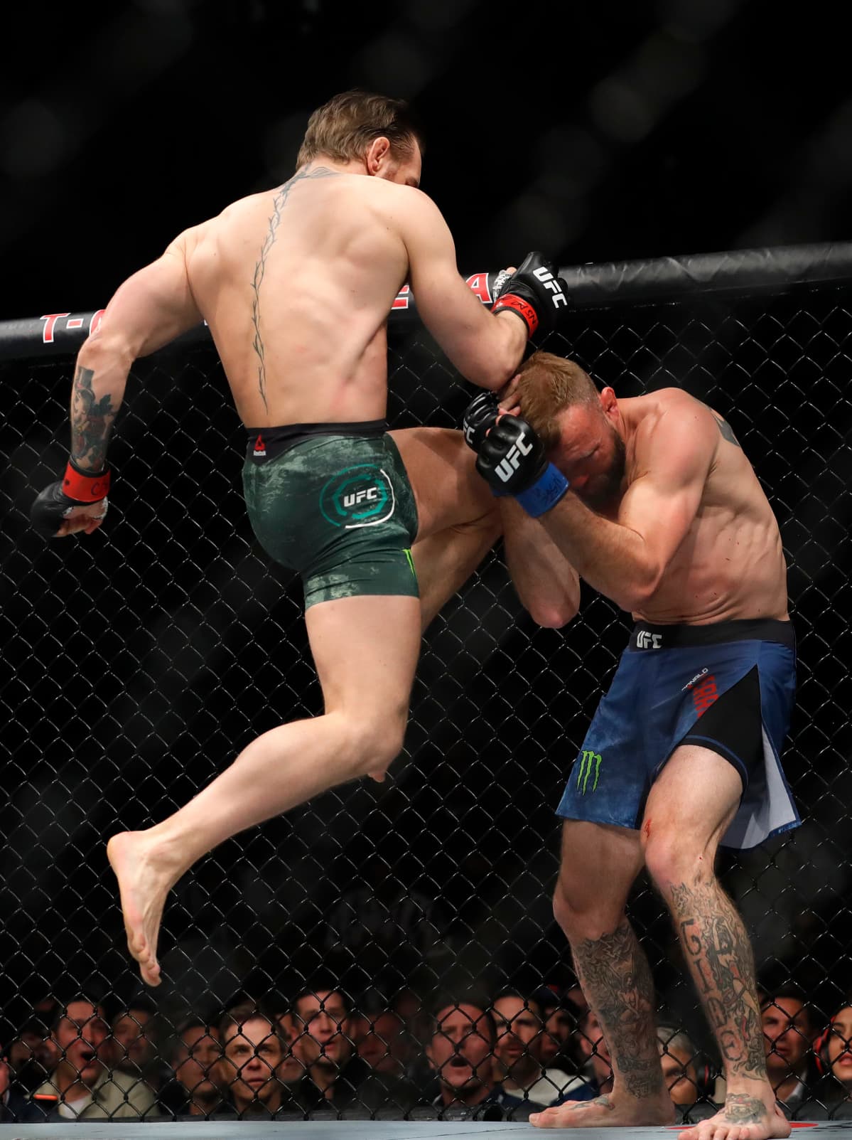 Conor McGregor potkaisee Donald Cerronea päähän.